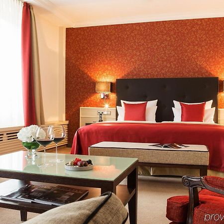 Althoff Hotel Am Schlossgarten Stuttgart Exterior photo A room at the hotel