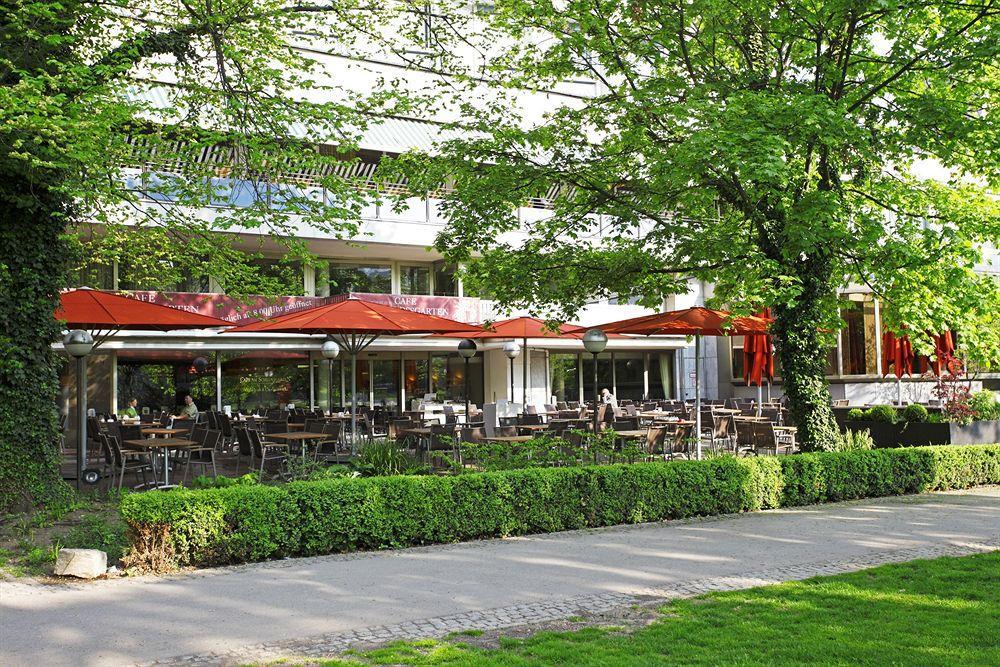 Althoff Hotel Am Schlossgarten Stuttgart Restaurant photo Restaurant in the park