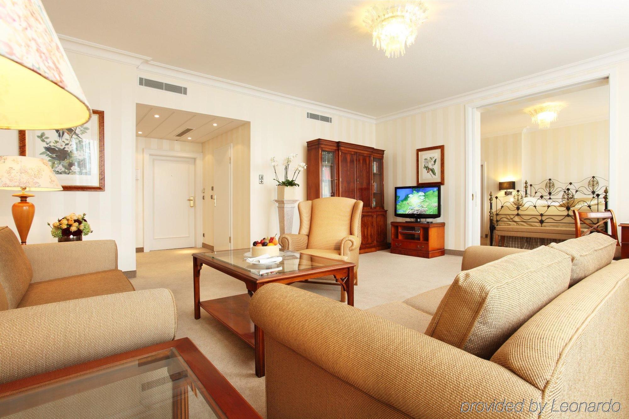 Althoff Hotel Am Schlossgarten Stuttgart Room photo A living room