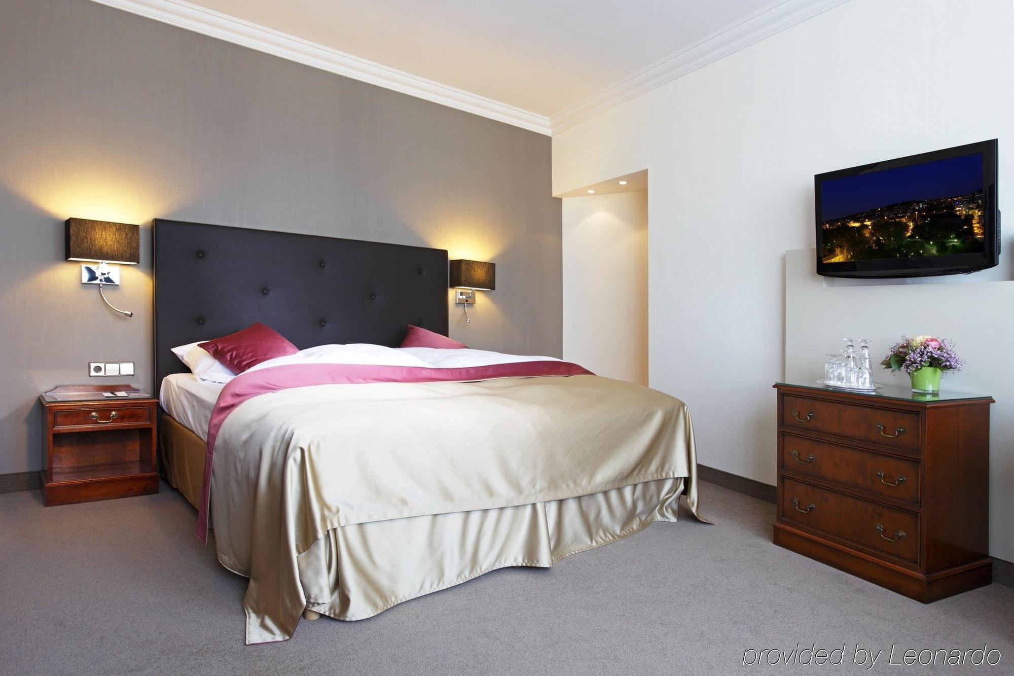 Althoff Hotel Am Schlossgarten Stuttgart Room photo A room at the hotel