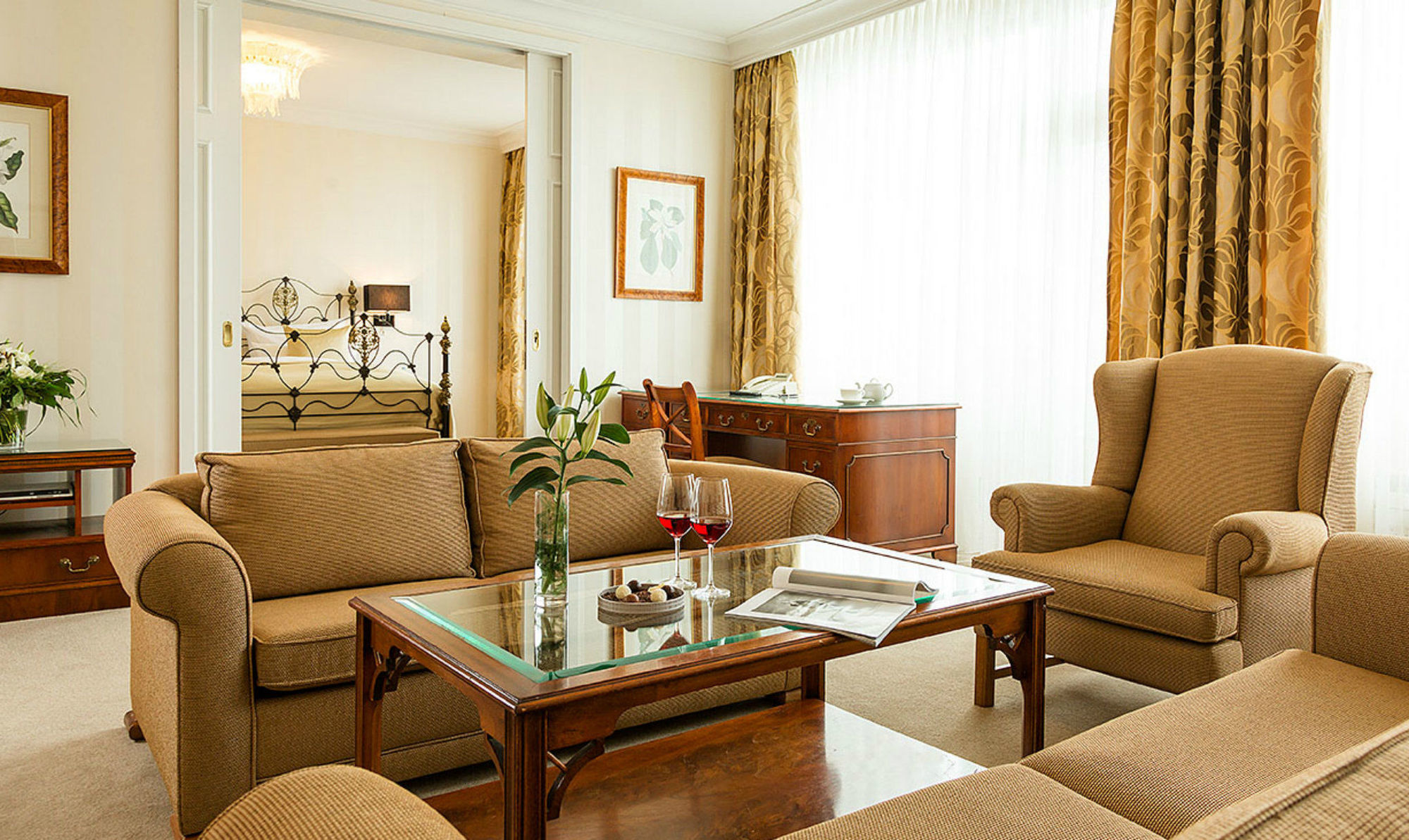 Althoff Hotel Am Schlossgarten Stuttgart Exterior photo A suite at the hotel