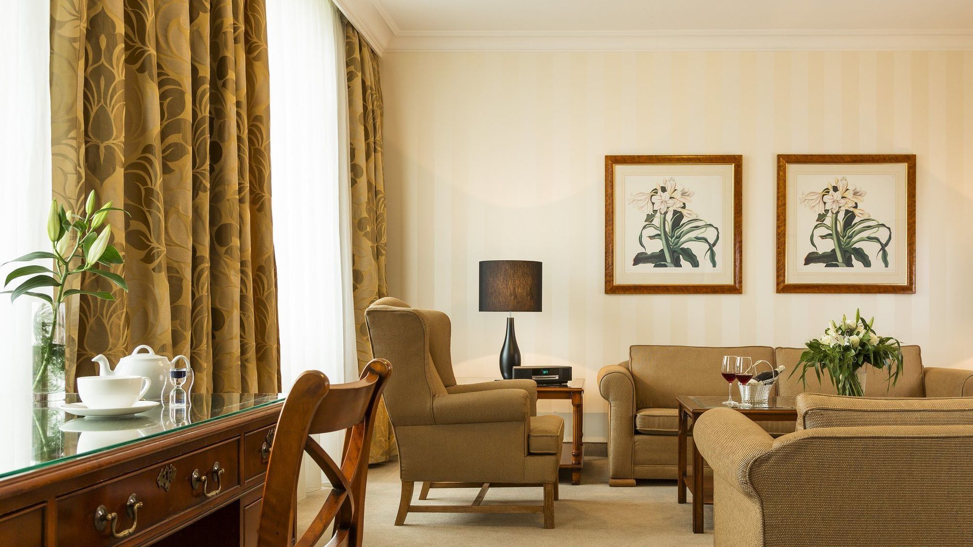 Althoff Hotel Am Schlossgarten Stuttgart Exterior photo A suite at the hotel