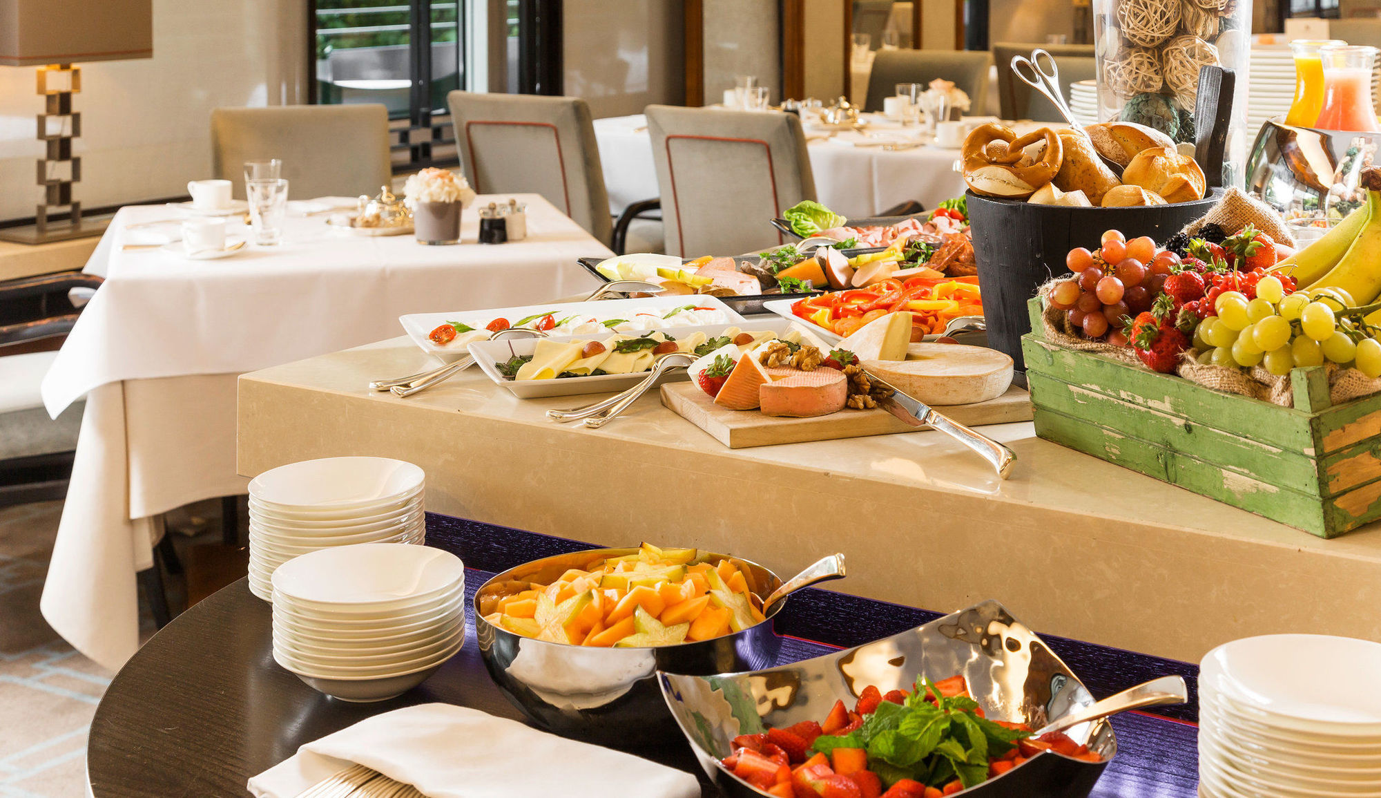 Althoff Hotel Am Schlossgarten Stuttgart Restaurant photo A buffet at a hotel
