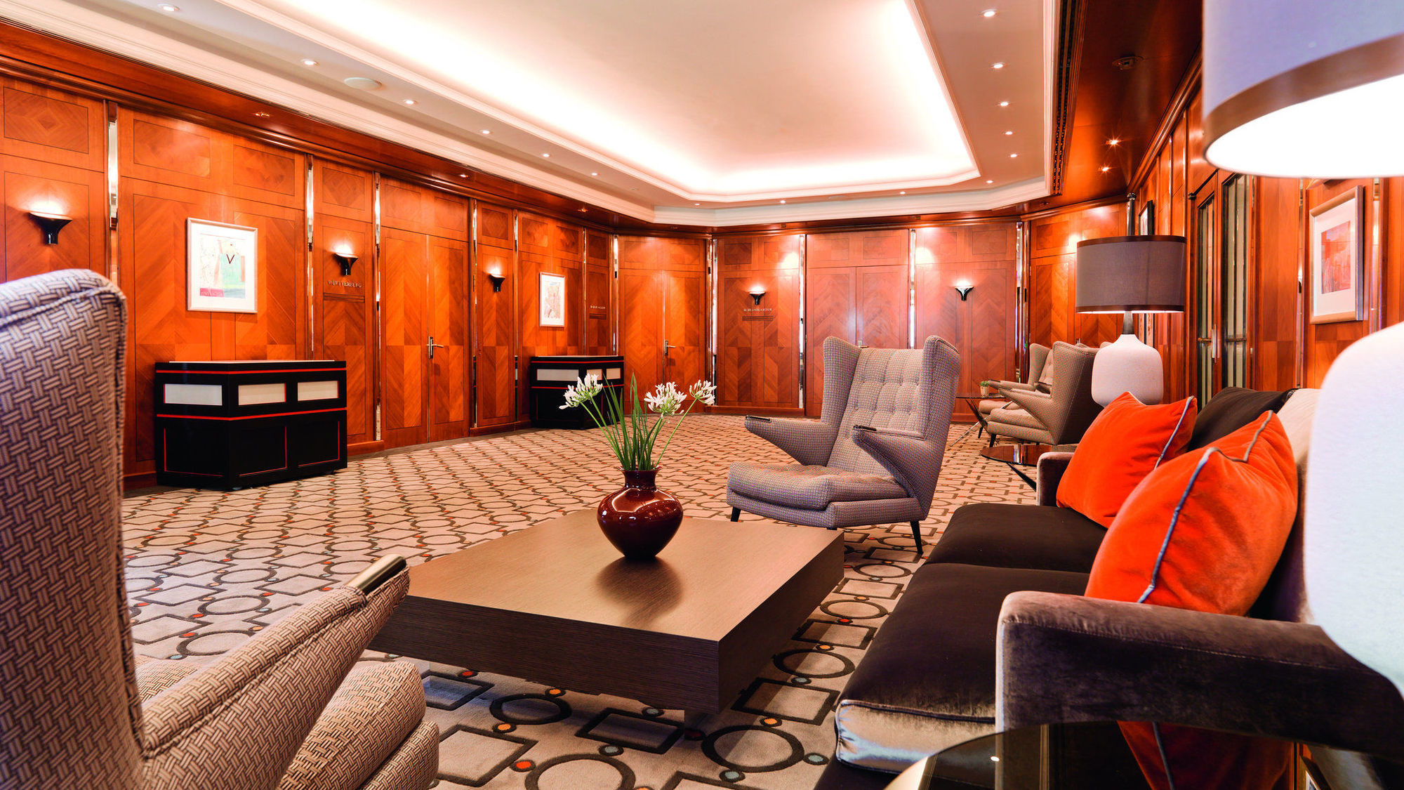 Althoff Hotel Am Schlossgarten Stuttgart Interior photo The lounge at the airport