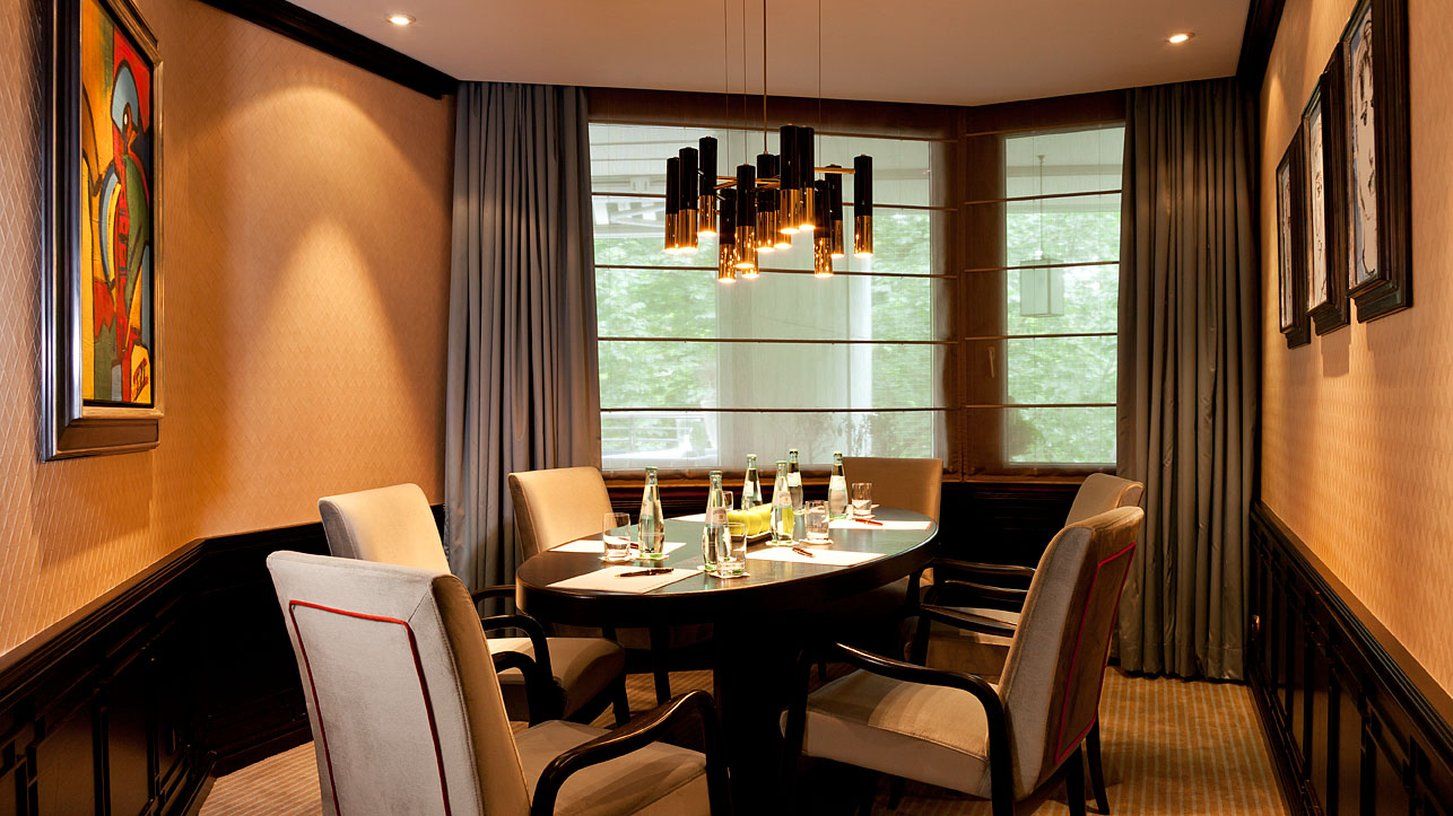 Althoff Hotel Am Schlossgarten Stuttgart Exterior photo A dining room