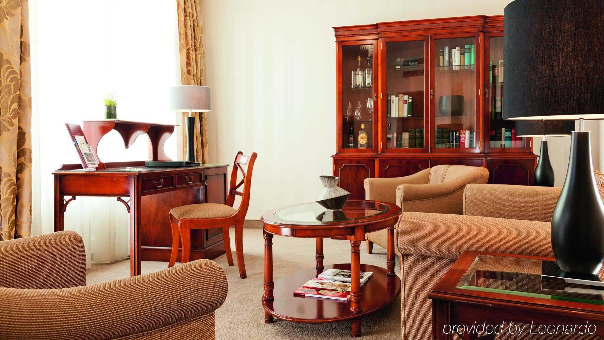 Althoff Hotel Am Schlossgarten Stuttgart Room photo A living room
