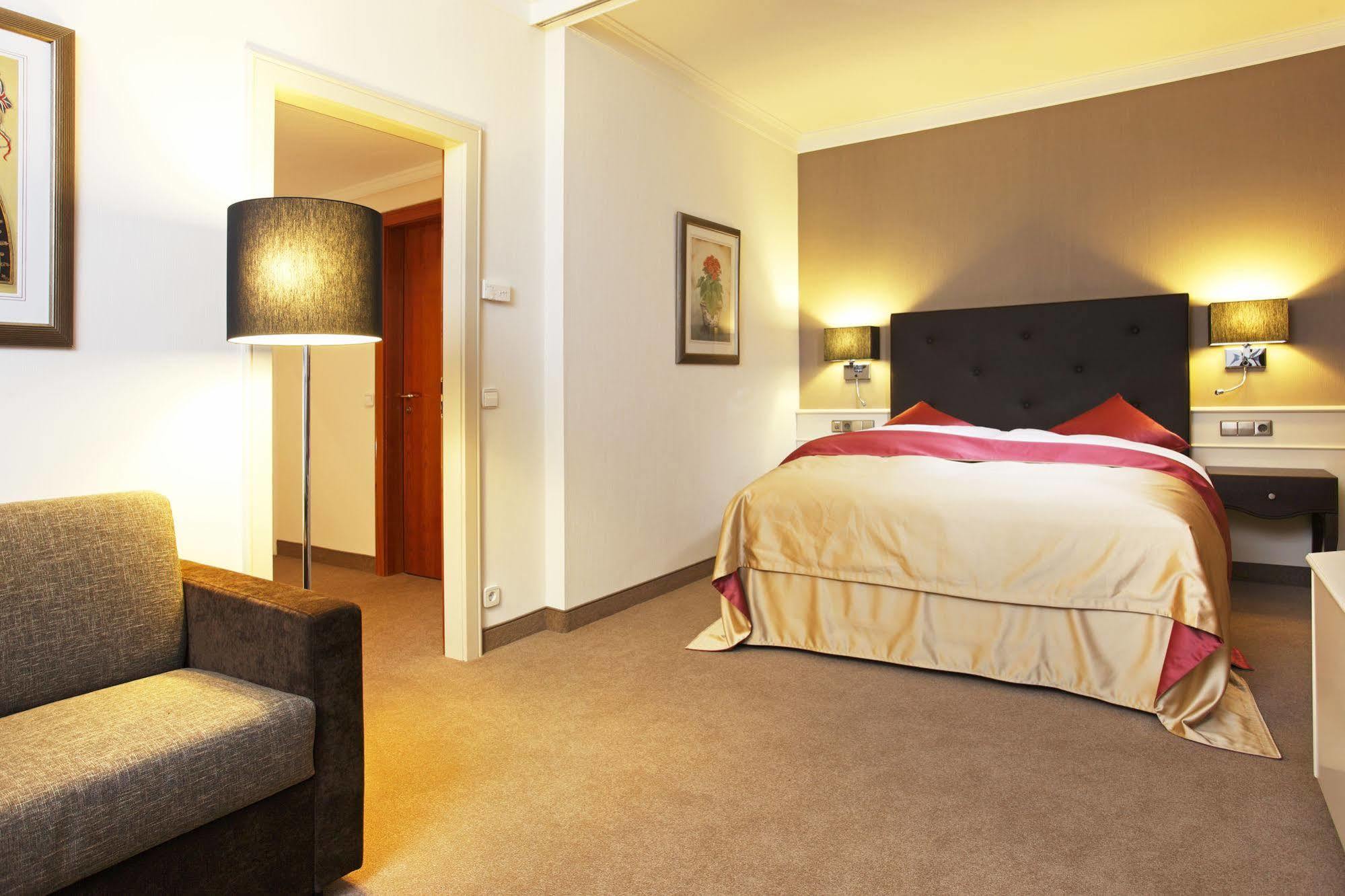 Althoff Hotel Am Schlossgarten Stuttgart Exterior photo A room at the hotel