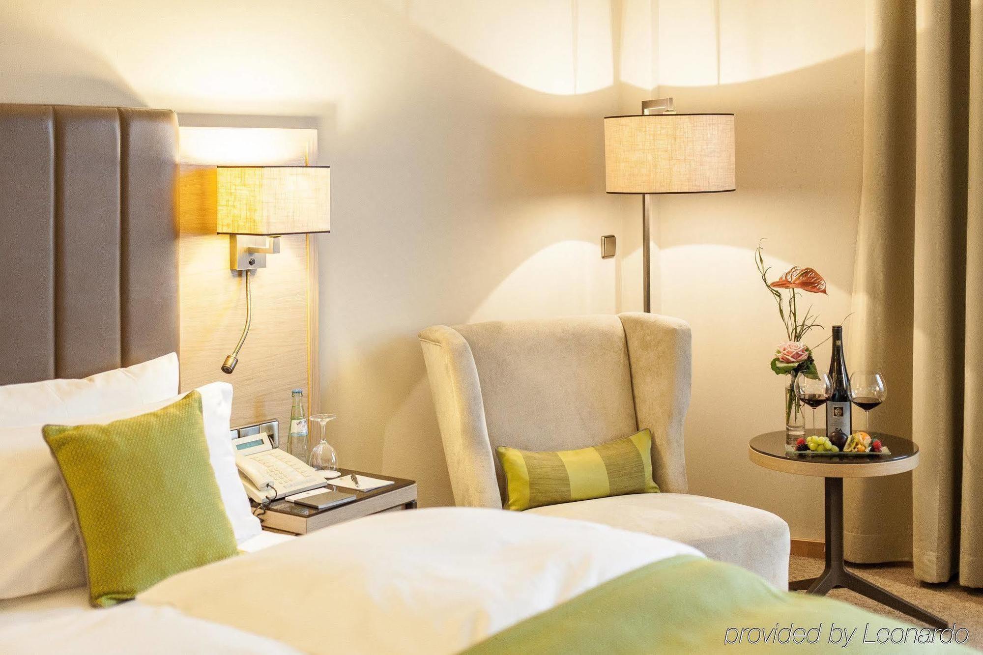 Althoff Hotel Am Schlossgarten Stuttgart Exterior photo A room at the hotel