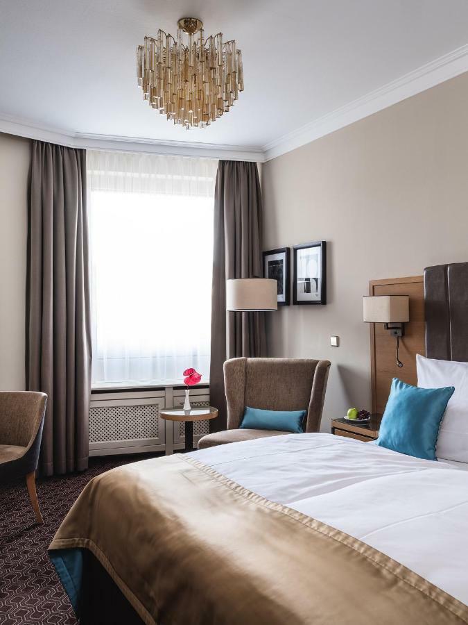 Althoff Hotel Am Schlossgarten Stuttgart Exterior photo A room at the hotel