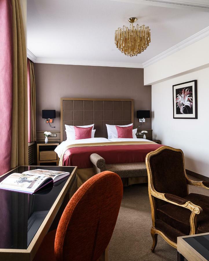 Althoff Hotel Am Schlossgarten Stuttgart Exterior photo A room at the hotel