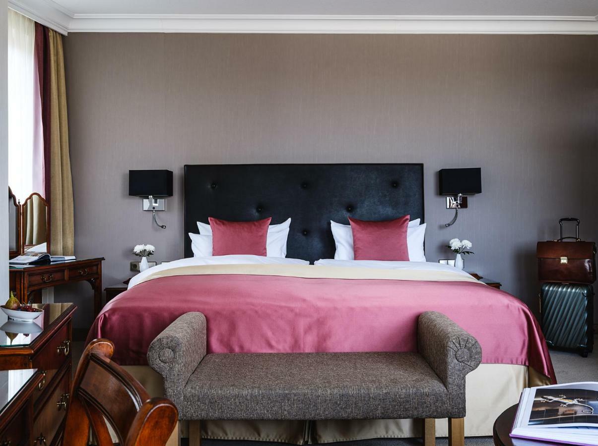 Althoff Hotel Am Schlossgarten Stuttgart Exterior photo A bedroom at the hotel