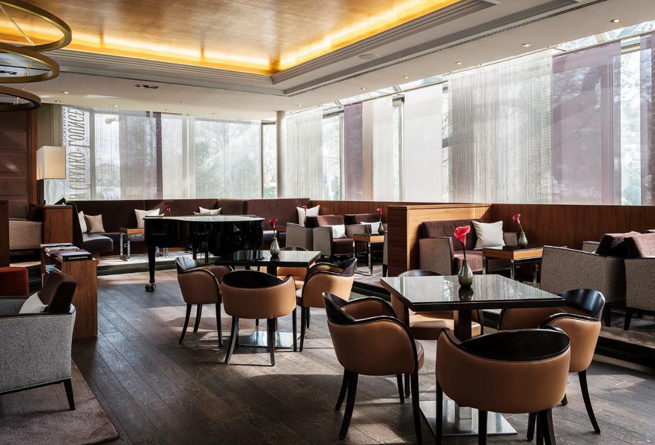 Althoff Hotel Am Schlossgarten Stuttgart Exterior photo The Club Lounge at Hong Kong International Airport