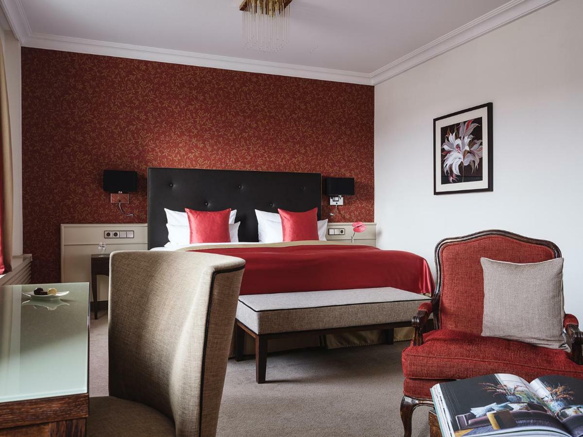 Althoff Hotel Am Schlossgarten Stuttgart Exterior photo A room at the hotel