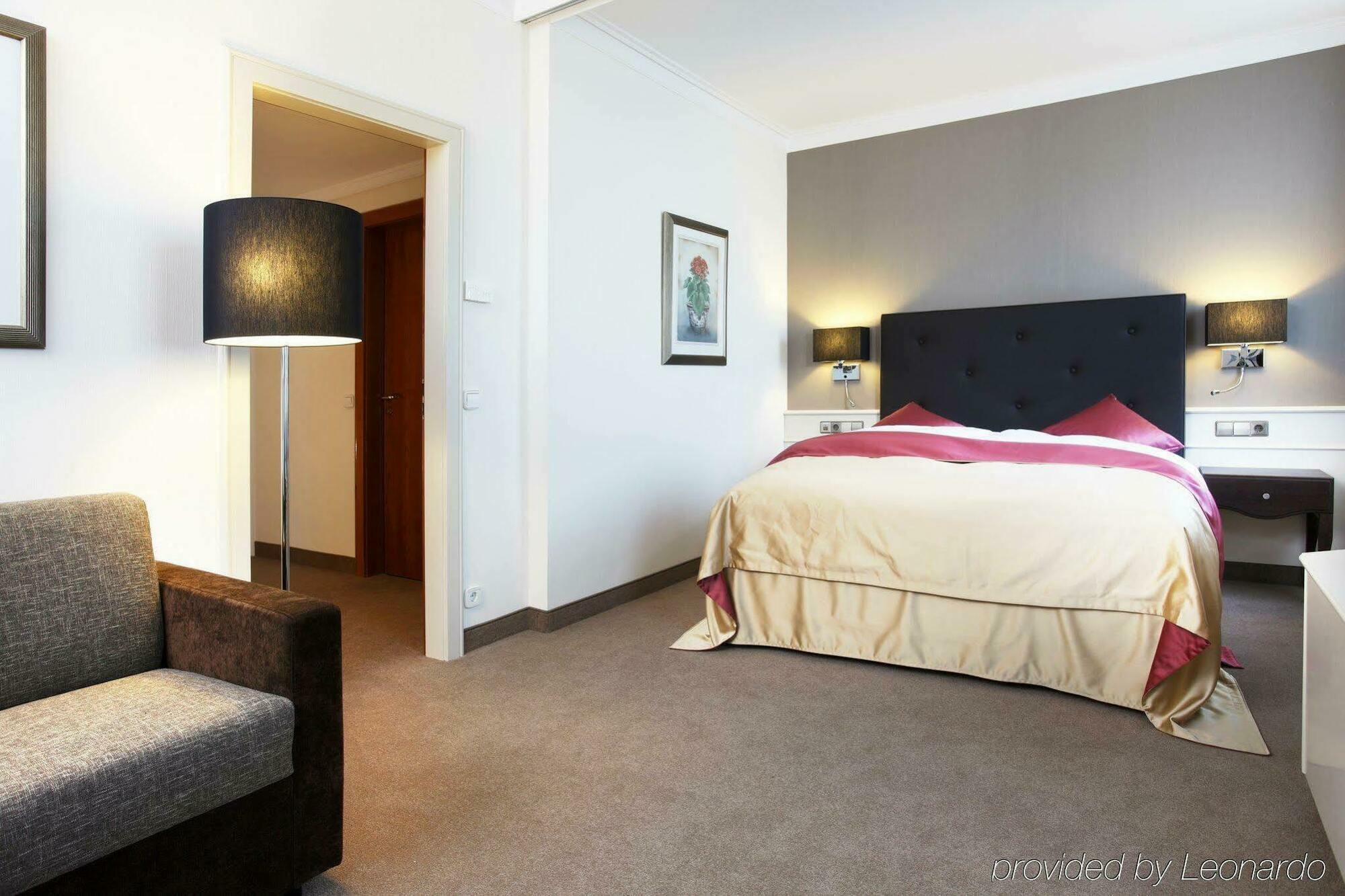 Althoff Hotel Am Schlossgarten Stuttgart Room photo A room at the hotel