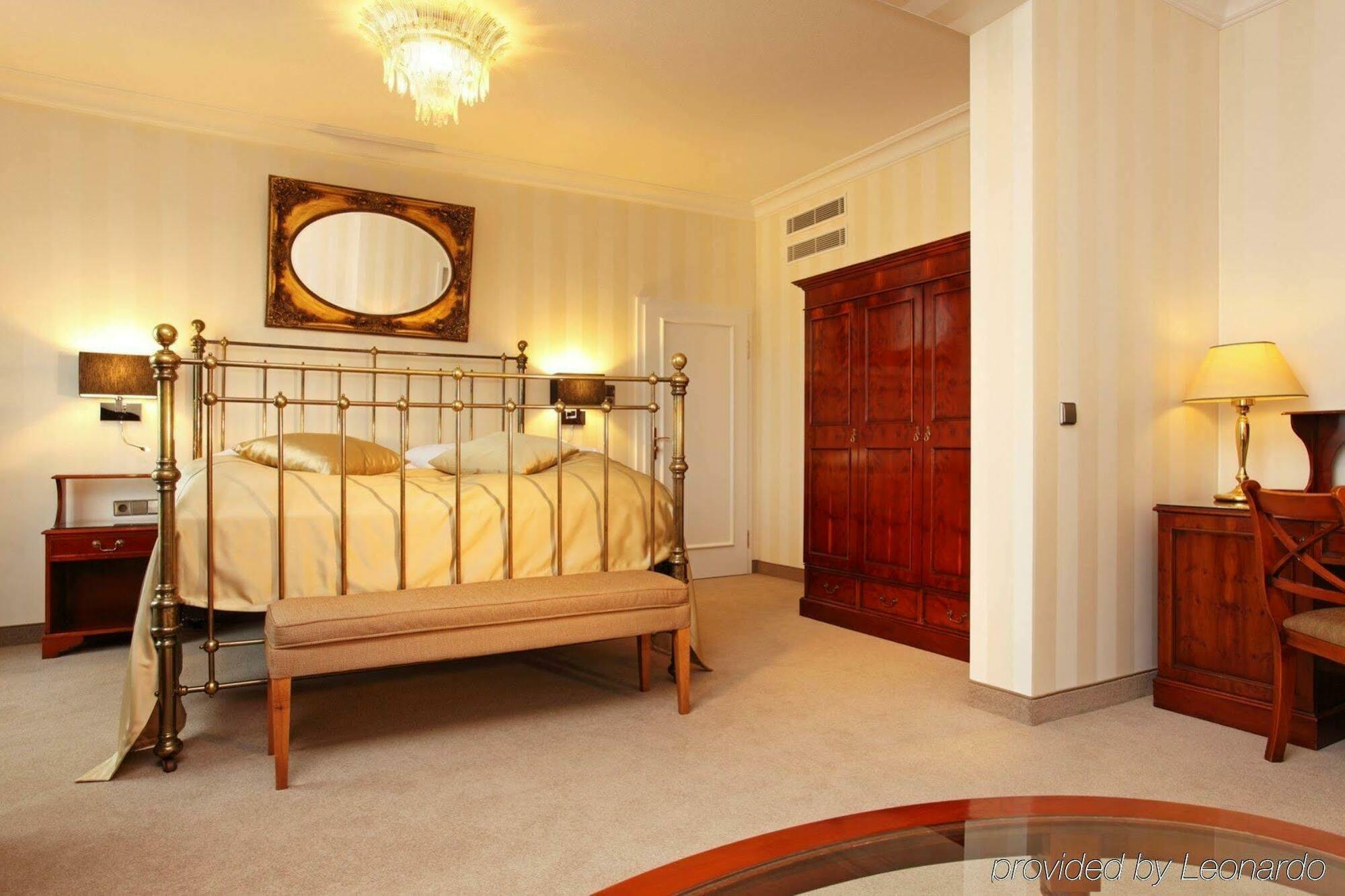 Althoff Hotel Am Schlossgarten Stuttgart Room photo A bedroom at the hotel