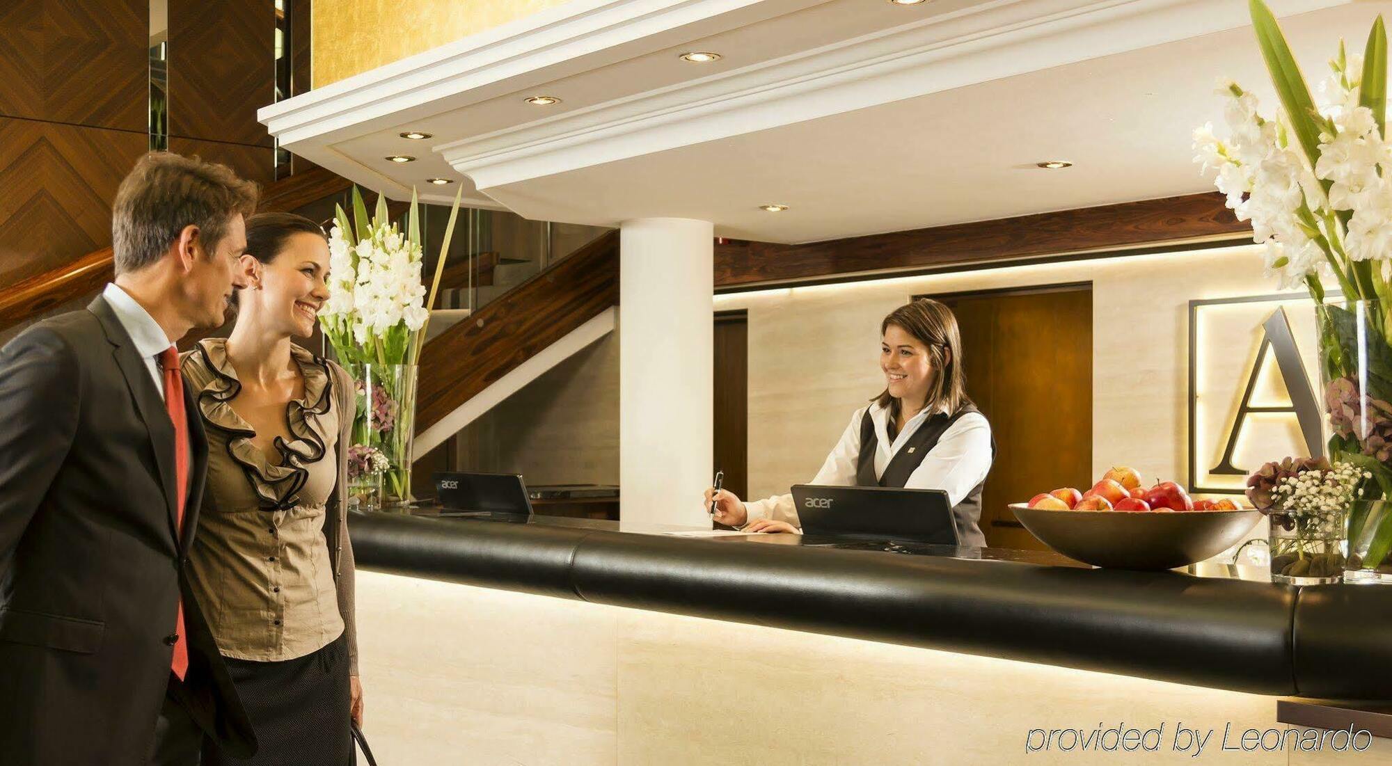 Althoff Hotel Am Schlossgarten Stuttgart Exterior photo A hotel receptionist